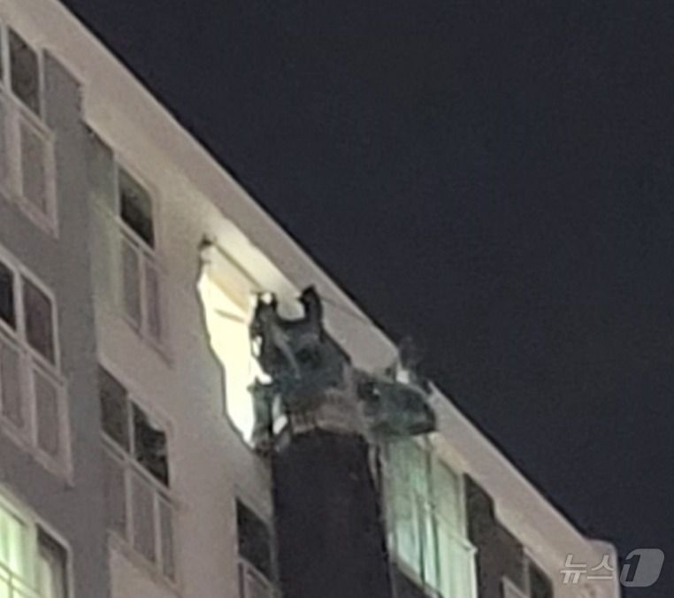 5일 오후 10시 13분께 경기 용인시 기흥구 서천동 인덕원~동탄 복선전철 공사 현장에서 대형 중장비인 천공기(지반을 뚫는 건설기계)가 15층 높이 아파트를 덮쳤다. 이 사고로 인명 피해는 발생하지 않았으나 주민 80여명이 대피했다. (독자 제공. 재판매 및 DB 금지) 2025.6.5/뉴스1 ⓒ News1 김기현 기자