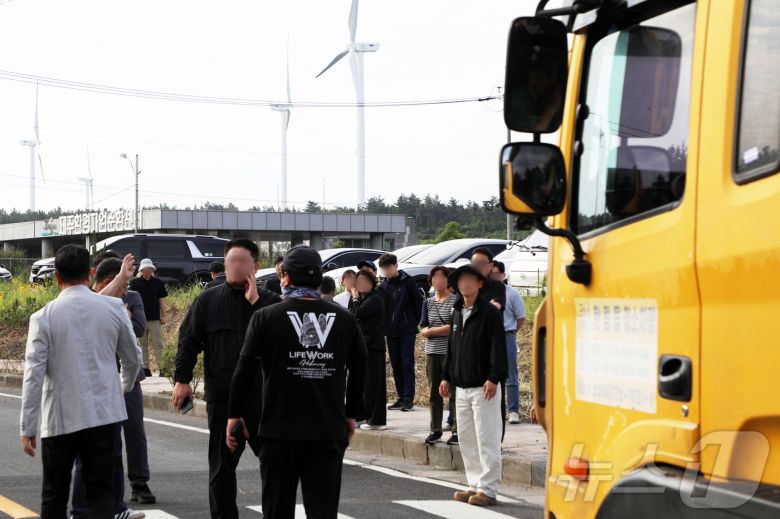 제주시 구좌읍 동복리 주민들이 7일 오전 제주환경자원순환센터 진입로를 가로막고 있다. 현재 주민들은 제주특별자치도에 센터 설립 당시 약속한 농경지 폐열지원사업 또는 대체 사업을 추진해 달라고 요구하고 있지만, 도는 관련 공문서나 회의록에서 해당 약속이 확인되지 않았다는 입장이다. 2025.6.7/뉴스1 ⓒ News1 오미란 기자