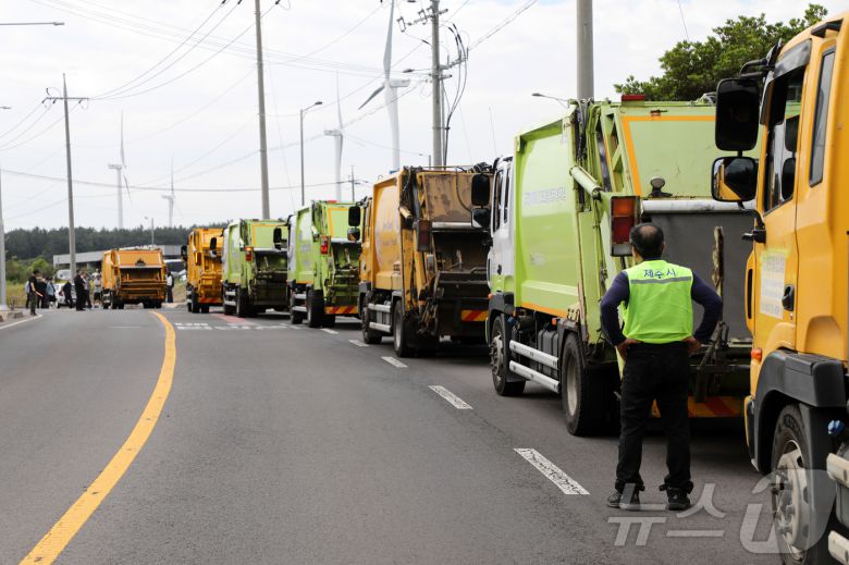 7일 오전 제주시 구좌읍 동복리 제주환경자원순환센터 진입로에 가연성 쓰레기 봉투를 실은 수거차량들이 줄지어 서 있다. 현재 이 지역 주민들은 제주특별자치도에 센터 설립 당시 약속한 농경지 폐열지원사업 또는 대체 사업을 추진해 달라며 이날 오전 8시부터 센터 진입로를 가로막고 있다. 도는 관련 공문서나 회의록에서 해당 약속이 확인되지 않았다는 입장이다. 2025.6.7/뉴스1 ⓒ News1 오미란 기자