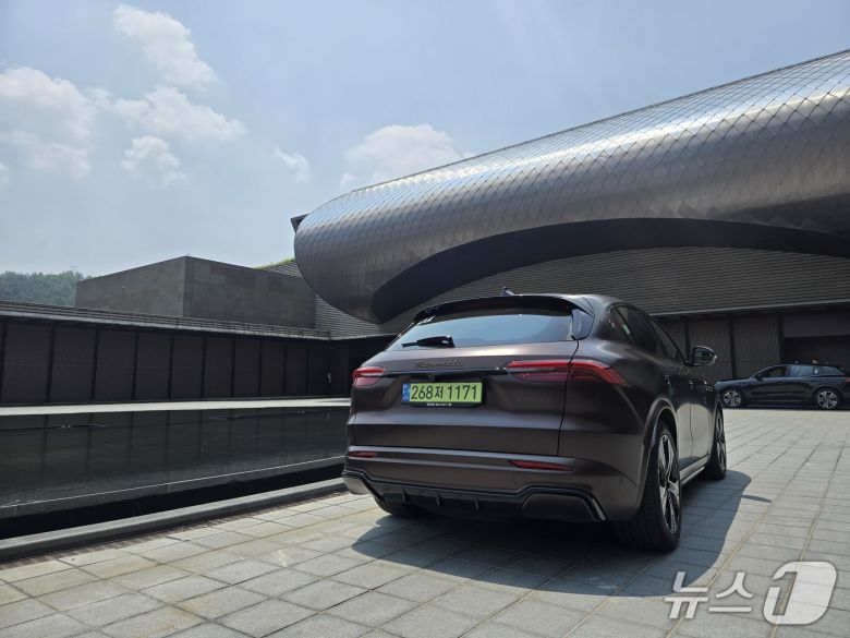 지난달 25일 경기 가평에서 촬영한 마세라티 중형 전기 스포츠유틸리티차(SUV) '그레칼레 폴고레'. 2025.05.27/뉴스1 김성식 기자