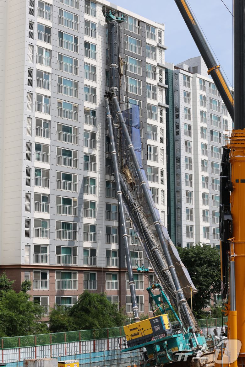 6일 오전 경기 용인시 기흥구 서천동 인덕원~동탄 복선전철 제10공구 노반신설 기타공사 현장에 '천공기'(지반을 뚫는 건설기계)가 넘어져 있다.  2025.6.6/뉴스1 ⓒ News1 김영운 기자