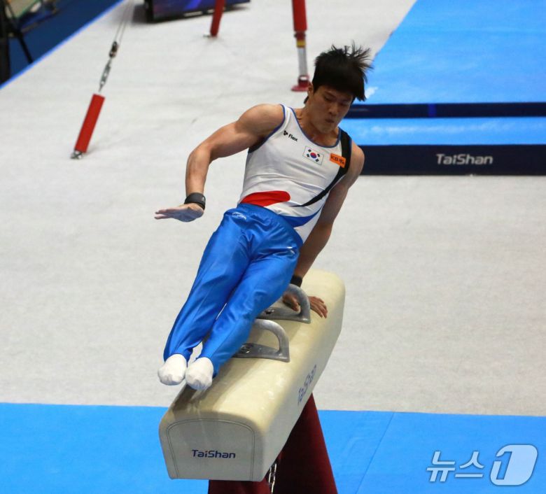 허웅이 2025 기계체조 아시아선수권대회 안마 결승에서 연기를 펼치고 있다.2025.6.7./뉴스1 ⓒ News1 손도언 기자