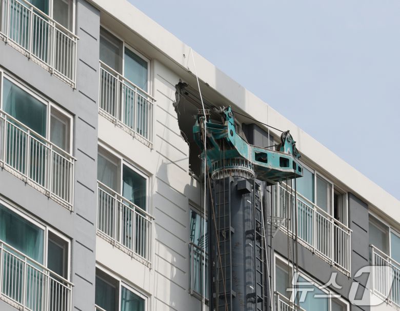 6일 오전 경기 용인시 기흥구 서천동 인덕원~동탄 복선전철 제10공구 노반신설 기타공사 현장에 '천공기'(지반을 뚫는 건설기계)가 넘어져 있다.  2025.6.6/뉴스1 ⓒ News1 김영운 기자