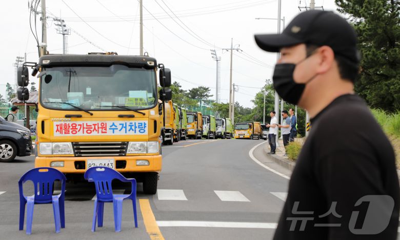 7일 오전 제주시 구좌읍 동복리 제주환경자원순환센터 진입로에 가연성 쓰레기 봉투를 실은 수거차량들이 줄지어 서 있다. 현재 이 지역 주민들은 제주특별자치도에 센터 설립 당시 약속한 농경지 폐열지원사업 또는 대체 사업을 추진해 달라며 이날 오전 8시부터 센터 진입로를 가로막고 있다. 도는 관련 공문서나 회의록에서 해당 약속이 확인되지 않았다는 입장이다. 2025.6.7/뉴스1 ⓒ News1 오미란 기자