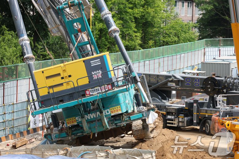 6일 오전 경기 용인시 기흥구 서천동 인덕원~동탄 복선전철 제10공구 노반신설 기타공사 현장에 '천공기'(지반을 뚫는 건설기계)가 넘어져 있다.