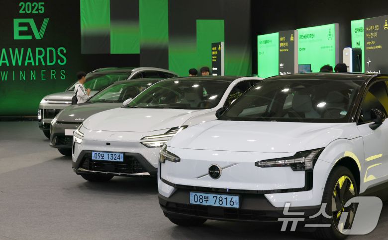 3일 오전 서울 강남구 코엑스에서 열린 'EV트렌드코리아 2025'에서 방문객들이 대한민국 올해의 전기차 수상 차량들을 살펴보고 있다. 2025.6.3/뉴스1 ⓒ News1 오대일 기자