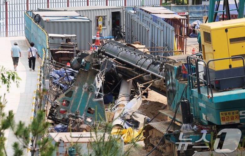 7일 오전 경기 용인시 기흥구 서천동 인덕원~동탄 복선 전철 제10공구 노반신설 기타공사 현장에서 아파트 쪽으로 넘어졌던 '천공기'가 분리된 채 정리돼 있다 2025.6.7/뉴스1 ⓒ News1 장수영 기자