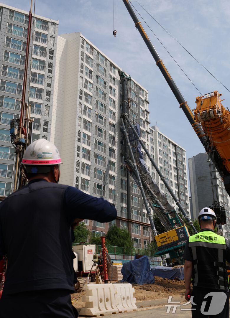 6일 오전 경기 용인시 기흥구 서천동 인덕원~동탄 복선전철 제10공구 노반신설 기타공사 현장에 '천공기'(지반을 뚫는 건설기계)가 넘어져 있다.  2025.6.6/뉴스1 ⓒ News1 김영운 기자