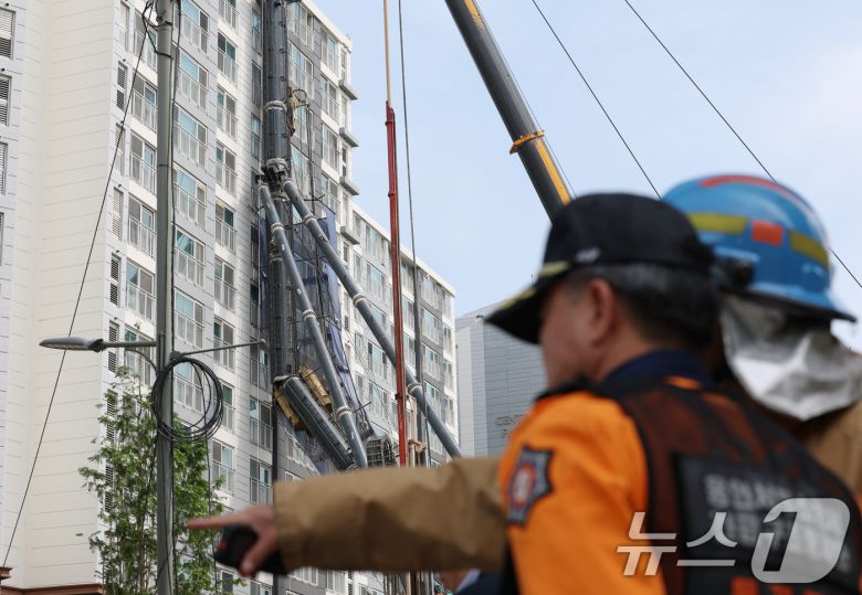 6일 오전 경기 용인시 기흥구 서천동 인덕원~동탄 복선전철 제10공구 노반신설 기타공사 현장에 '천공기'(지반을 뚫는 건설기계)가 넘어져 있다.  2025.6.6/뉴스1 ⓒ News1 김영운 기자