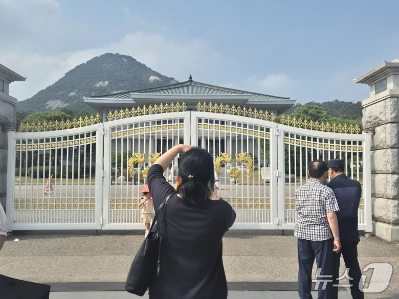 현충일 다음날인 7일 오후 3시 쯤 청와대 인근에서 관람객들이 기념사진을 찍고 있다. 2025.6.7/뉴스1 ⓒ News1 신윤하 기자