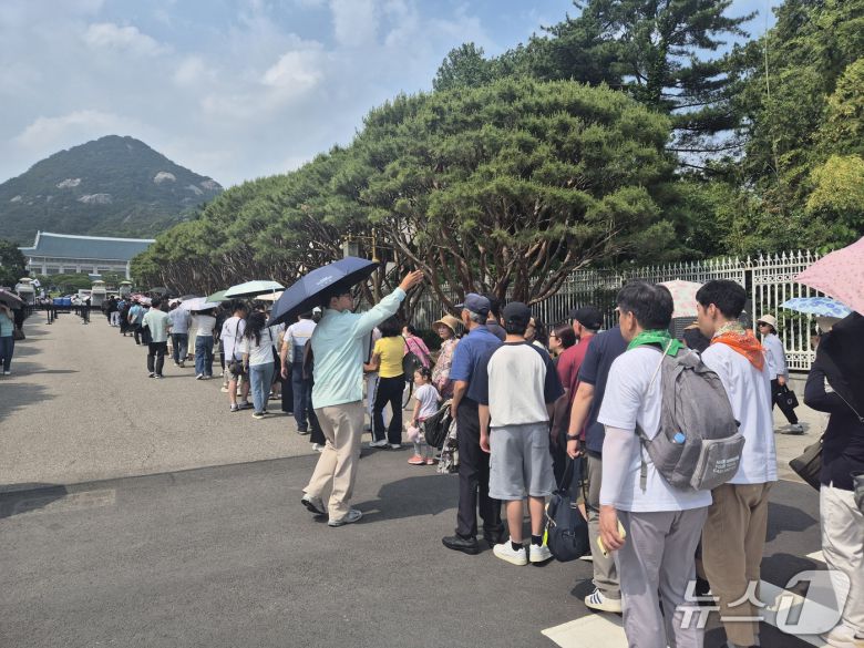 현충일 연휴 두 번째 날인 7일 오후 3시 쯤 청와대 정문 앞이 관람객들로 붐비고 있다. 2025.6.7/뉴스1 ⓒ News1 신윤하 기자