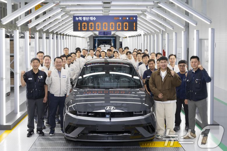 현대자동차가 1967년 자동차 산업에 첫 발을 내딛은 지 57년만에 누적 차량 생산 1억 대를 달성했다고 30일 밝혔다. 현대차는 이날 울산 출고센터에서 글로벌 누적 차량 생산 1억 대 달성 기념 행사를 개최하고, 1억 1번째 생산 차량 '아이오닉 5'를 고객에게 인도했다고 전했다. (현대자동차 제공)2024.9.30/뉴스1 ⓒ News1 송원영 기자
