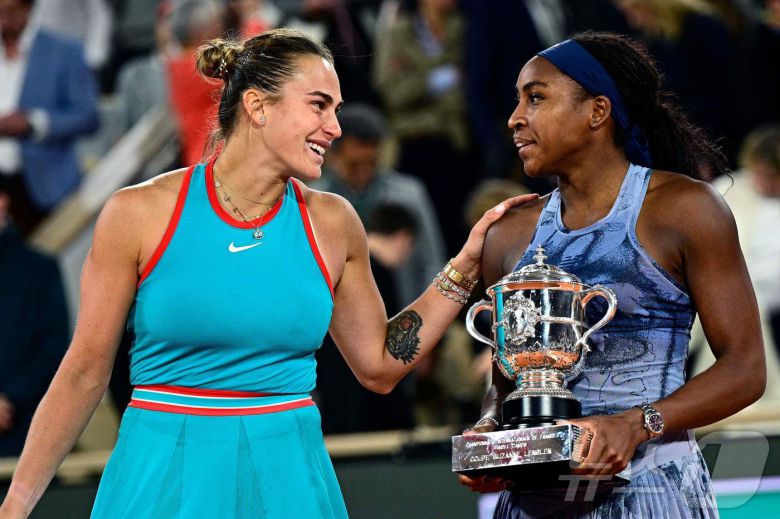 코코 고프(오른쪽)가 7일(현지시간) 열린 2025 프랑스오픈 여자단식 결승에서 아리나 사발렌카에 2-1로 역전승하고 우승컵을 들었다. ⓒ AFP=뉴스1