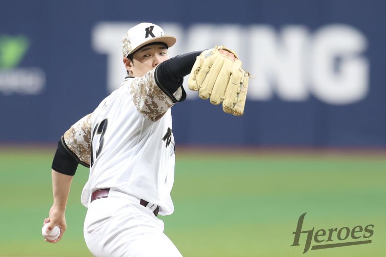 키움 히어로즈 신인 투수 정현우가 8일 열린 KBO리그 고척 LG 트윈스전에서 선발 투수로 등판해 역투하고 있다. (키움 히어로즈 제공)