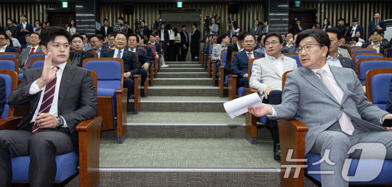 권성동 국민의힘 원내대표가 5일 오전 서울 여의도 국회에서 열린 의원총회에서 김용태 비대위원장에게 모두발언 여부를 묻고 있다. 2025.6.5/뉴스1 ⓒ News1 이재명 기자