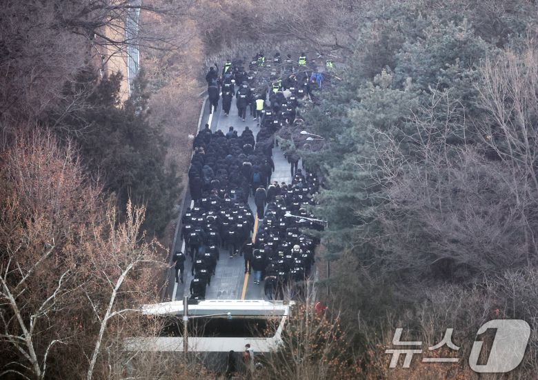 고위공직자범죄수사처와 경찰로 구성된 공조수사본부가 윤석열 대통령에 대한 2차 체포영장 집행에 나선 1월 15일 오전 서울 용산구 한남동 대통령 관저에서 공수처 수사관들과 경찰 인력이 3차 저지선을 뚫고 관저로 향하고 있다. 2025.1.15/뉴스1 ⓒ News1 오대일 기자