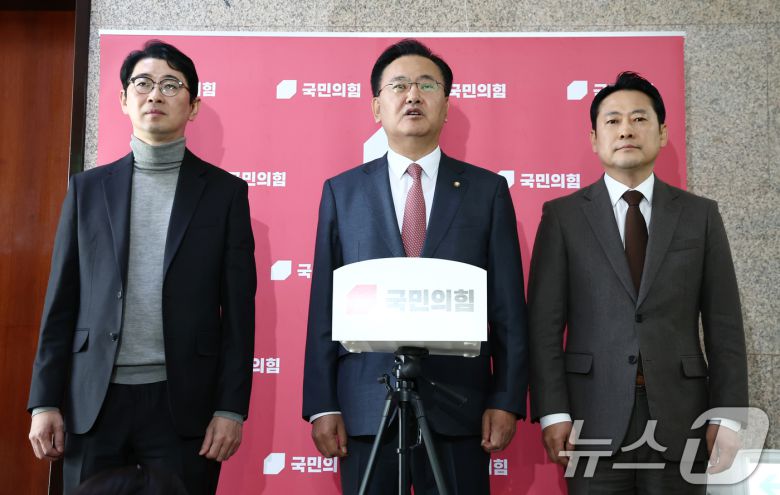 법제사법위원회 소속 국민의힘 유상범 간사와 주진우, 장동혁 의원이 19일 오전 서울 여의도 국회에서 더불어민주당 김건희 여사 상설특검요구안 비판 기자회견을 하고 있다. 2025.3.19/뉴스1 ⓒ News1 김민지 기자