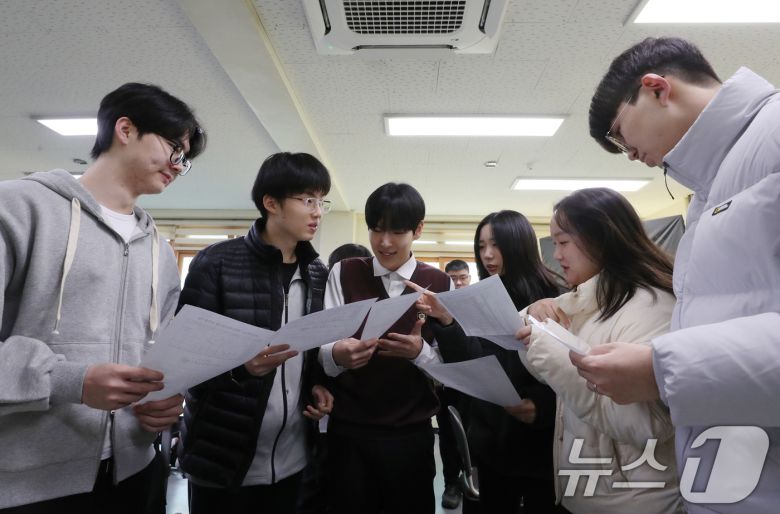 2025학년도 대학수학능력시험(수능) 성적표가 배부된 지난해 12월 6일 오전 경기 수원시 영통구 효원고등학교에서 성적표를 받은 학생들이 수능 성적을 확인하고 있다. /뉴스1 ⓒ News1 김영운 기자