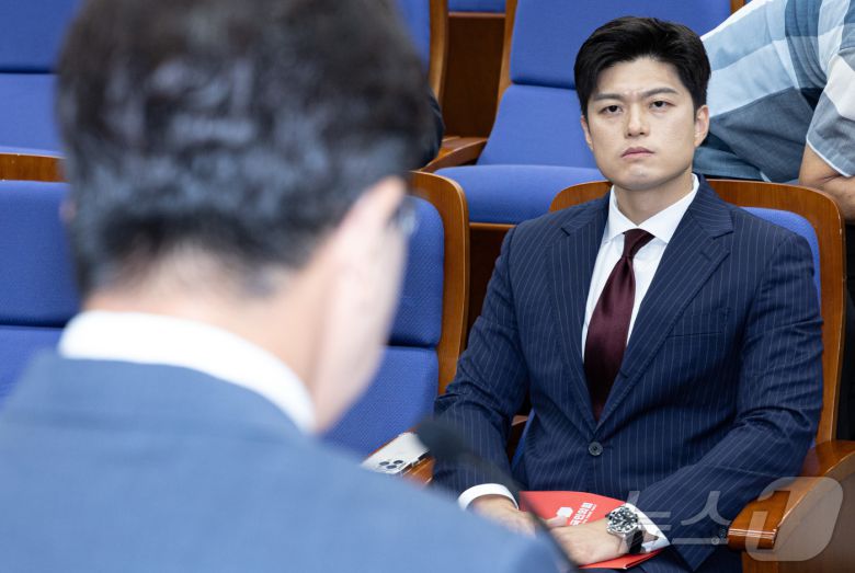 김용태 국민의힘 비상대책위원장이 9일 오후 서울 여의도 국회에서 열린 의원총회에서 권성동 원내대표의 발언을 듣고 있다. 2025.6.9/뉴스1 ⓒ News1 이재명 기자