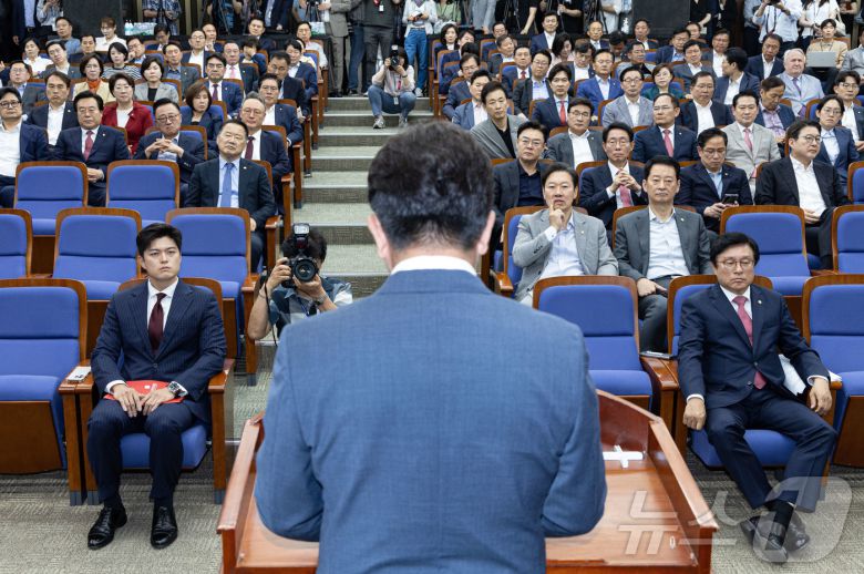 김용태 국민의힘 비상대책위원장을 비롯한 의원들이 9일 오후 서울 여의도 국회에서 열린 의원총회에서 권성동 원내대표의 발언을 듣고 있다. 2025.6.9/뉴스1 ⓒ News1 이재명 기자