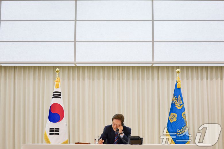 이재명 대통령이 6일 한남동 관저에서 도널드 트럼프 미국 대통령과 전화 통화를 하고 있다. (대통령실 제공. 재판매 및 DB 금지) 2025.6.6/뉴스1 ⓒ News1 허경 기자
