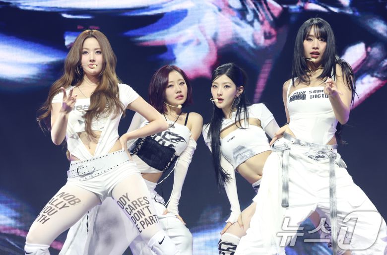 걸그룹 키스오브라이프(KISS OF LIFE) 벨(왼쪽부터)과 쥴리, 하늘, 나띠가 9일 서울 광진구 예스24라이브홀에서 가진 미니 4집 앨범 ‘224’(투투포) 쇼케이스에서 ‘Lips Hips Kiss’를 열창하고 있다. 2025.6.9/뉴스1 ⓒ News1 권현진 기자