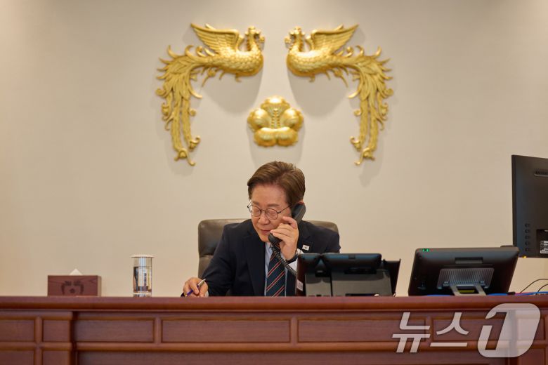 이재명 대통령이 9일 서울 용산구 대통령실 청사 집무실에서 이시바 시게루 일본 총리와 전화 통화를 하고 있다. (대통령실 제공. 재판매 및 DB 금지) 2025.6.9/뉴스1 ⓒ News1 허경 기자