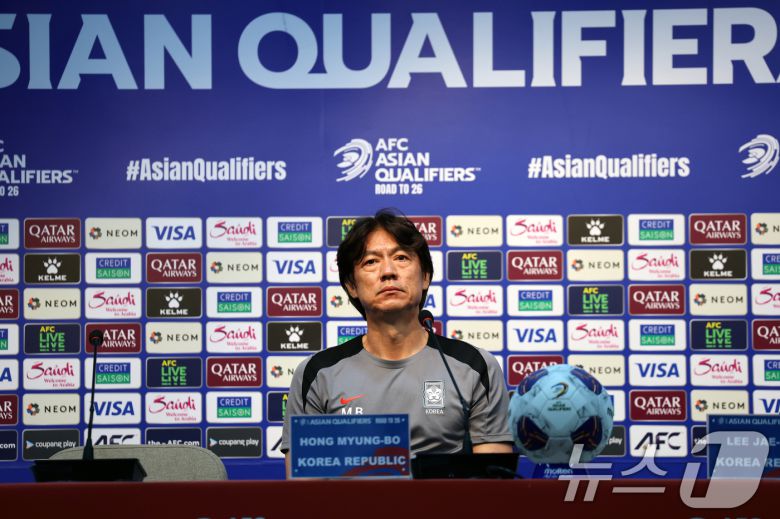 홍명보 대한민국 축구 국가대표팀 감독이 2026 국제축구연맹(FIFA) 북중미 월드컵 아시아 3차 예선 B조 쿠웨이트와의 경기를 하루 앞둔 9일 서울 마포구 서울월드컵경기장에서 기자회견에 참석해 있다. 2025.6.9/뉴스1 ⓒ News1 이승배 기자