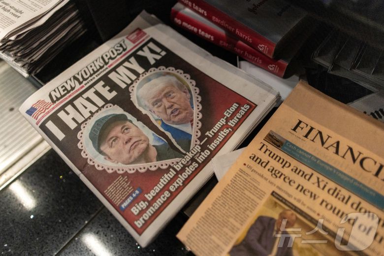 6일(현지시간) 미국 버지니아주 알링턴의 로널드 레이건 워싱턴 국립 공항의 한 가판대에 도널드 트럼프 미국 대통령과 일론 머스크가 등장하는 신문 1면이 보인다. 2025. 6.6 ⓒ 로이터=뉴스1