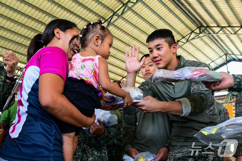 카만닥 훈련에 참가한 해병대 장병이 지난 2일 필리핀 베롱해안 마을 체육관에서 현지 아이들을 대상으로 이발, 레크레이션, 선물 전달 등의 대민지원활동을 실시하고 있다.(해병대 제공)