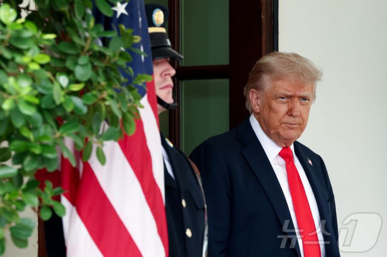 도널드 트럼프 미국 대통령이 5일(현지시간) 미국 워싱턴DC 백악관에서 프리드리히 메르츠 독일 총리를 기다리고 있다. 2025.06.05 ⓒ 로이터=뉴스1 ⓒ News1 류정민 특파원