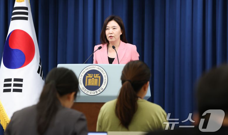 강유정 대통령실 대변인이 7일 서울 용산구 대통령실 청사에서 주요 7개국(G7) 정상회의 관련 브리핑을 하고 있다. 이재명 대통령은 오는 15~17일 캐나다에서 열리는 주요 7개국(G7) 정상회의에 초청받아 참석하기로 했다. 2025.6.7/뉴스1 ⓒ News1 허경 기자