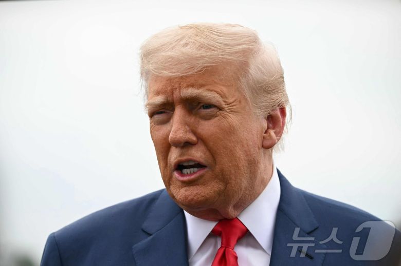 도널드 트럼프 미국 대통령이 8일 뉴저지주 모리스타운의 모리스타운 시립공항에서 캠프 데이비드로 가는 길에 기자들과 대화하고 있다. 2025.6.8 ⓒ AFP=뉴스1 ⓒ News1 강민경 기자