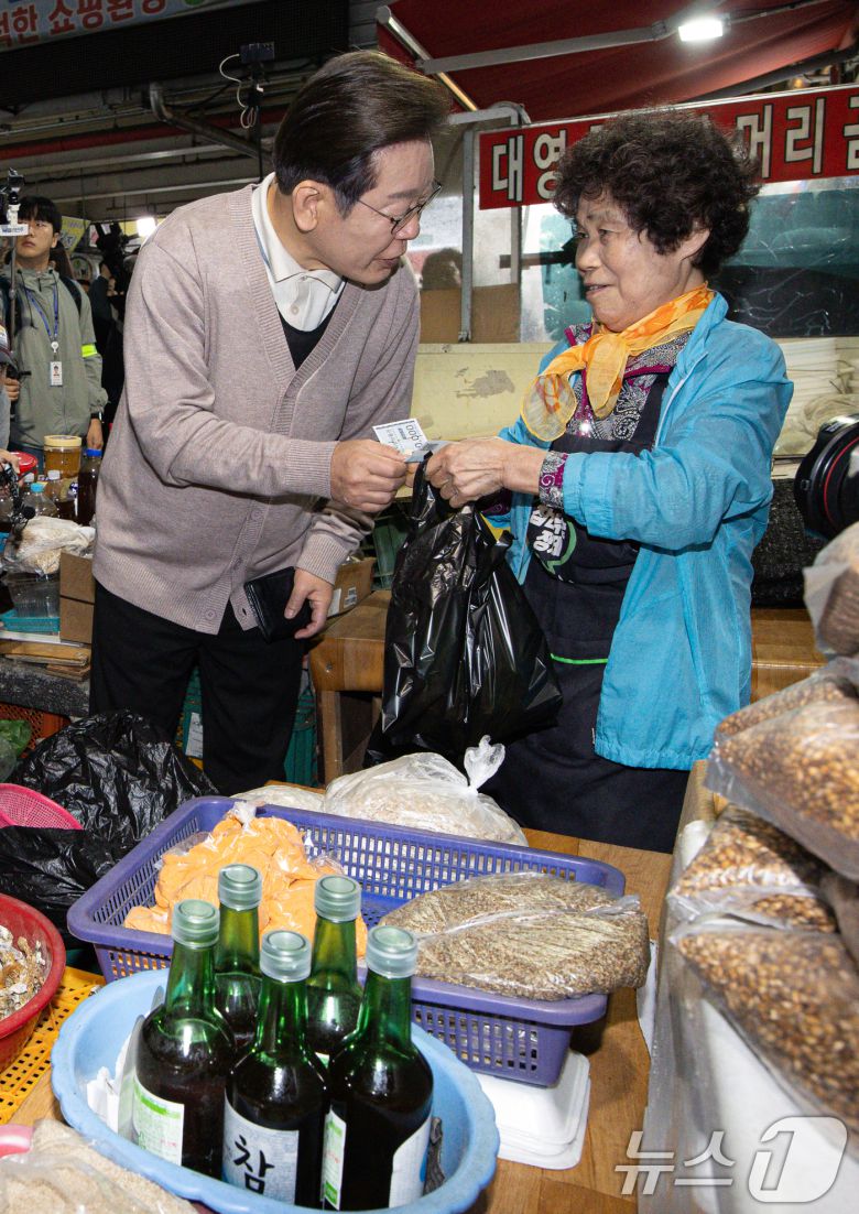 이재명 대통령이 후보자 시절 경북 영천시완산동 영천공설시장에서 지역화폐로 마른고추를 구입하고 있다. /뉴스1 ⓒ News1 이재명 기자