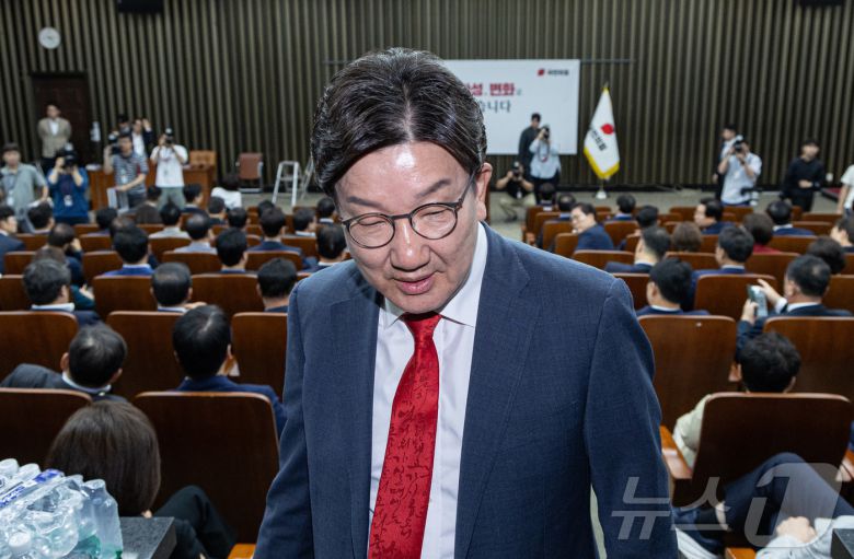 사퇴를 표명한 권성동 국민의힘 원내대표가 9일 오후 서울 여의도 국회에서 열린 의원총회가 비공개로 전환되자 회의장을 나서고 있다. 2025.6.9/뉴스1 ⓒ News1 이재명 기자