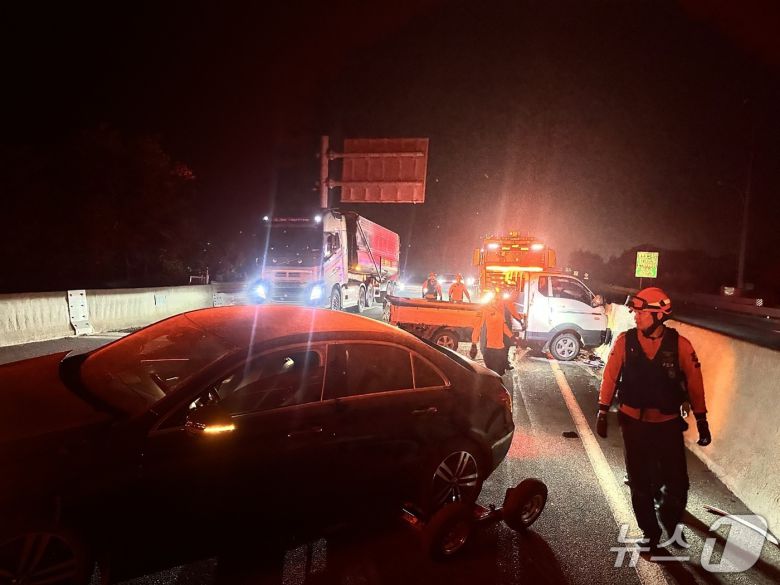 서천 화양면 서해안고속도로 교통 사고 현장. (군산소방서 제공, 재판매 및 DB금지) / 뉴스1