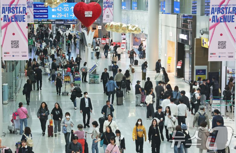 지난 3월 인천국제공항 제1터미널 면세구역에서 여행객들이 쇼핑을 하고 있다. 2025.3.25/뉴스1 ⓒ News1 장수영 기자