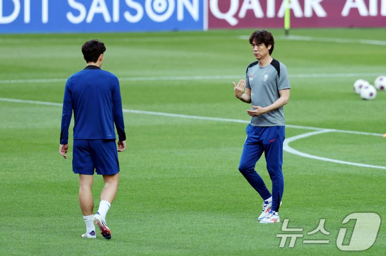 9일 서울 마포구 서울월드컵경기장에서 열린 대한민국 축구 국가대표팀 공개 훈련에서 홍명보 감독과 손흥민이 대화하고 있다. 월드컵 본선행을 조기 확정한 홍명보호는 오는 10일 오후 서울월드컵경기장에서 쿠웨이트를 상대로 2026 국제축구연맹(FIFA) 북중미 월드컵 아시아 3차 예선 B조 조별리그 최종 10차전을 치른다. 2025.6.9/뉴스1 ⓒ News1 이승배 기자