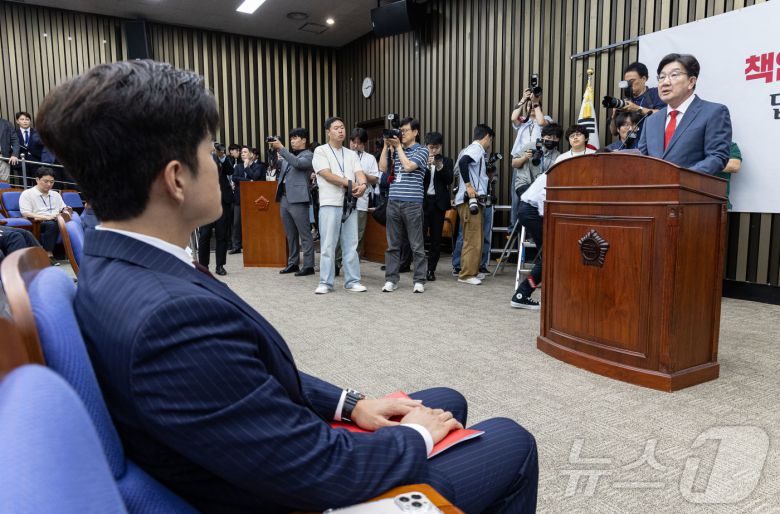 사퇴를 표명한 권성동 국민의힘 원내대표가 9일 오후 서울 여의도 국회에서 열린 의원총회에서 발언을 하고 있다. 2025.6.9/뉴스1 ⓒ News1 이재명 기자