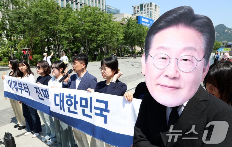 5일 오전 서울 광화문광장에서 환경운동연합 활동가들이 세계환경의 날을 맞아 기후위기 및 생태위기 해결을 위한 새 정부의 환경정책 이행 촉구 기자회견을 하고 있다. 2025.6.5/뉴스1 ⓒ News1 김명섭 기자