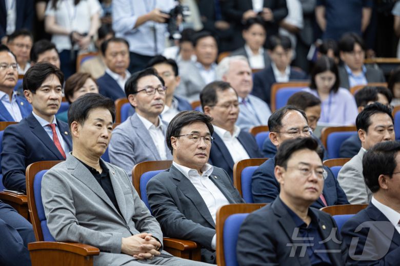 국민의힘 의원들이 9일 오후 서울 여의도 국회에서 열린 의원총회에서 권성동 원내대표의 발언을 듣고 있다. 2025.6.9/뉴스1 ⓒ News1 이재명 기자