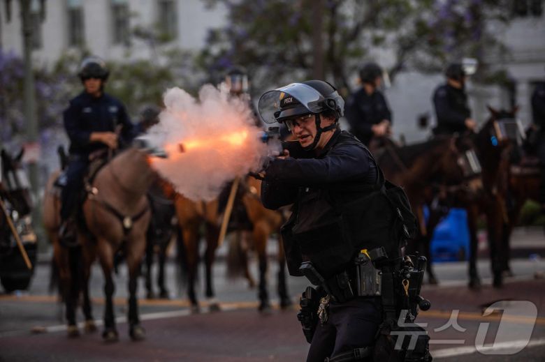로스앤젤레스 경찰이 시청앞에 모인 시위대를 고무 총탄(rubber bullet)을 쏘며 진압하고 있다. 고무 총탄은 고무로 싸여 있지만 중심부는 금속으로 되어 있다. 2025.6.8 ⓒ AFP=뉴스1 ⓒ News1 권영미 기자