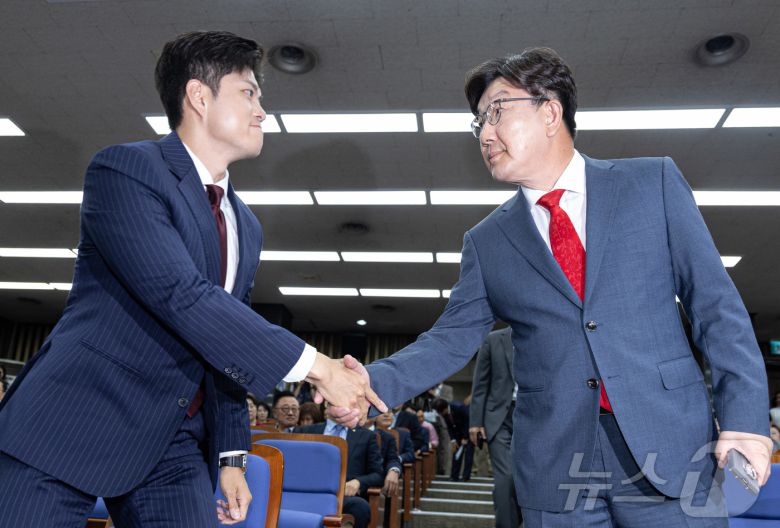 김용태 국민의힘 비상대책위원장(왼쪽)과 사퇴를 표명한 권성동 원내대표가 9일 오후 서울 여의도 국회에서 열린 의원총회에서 악수하고 있다. 2025.6.9/뉴스1 ⓒ News1 이재명 기자
