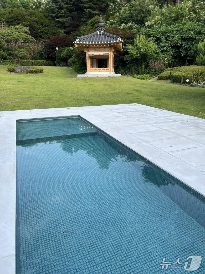 한남동 대통령 관저 정원에 위치한 수영장. 깊이가 옅고  길이도 길지 않아 윤석열 전 대통령 측이 '반려견 수영장'으로 사용한 것 아니냐는 의심을 사고 있다. (민주당 박홍근 의원 SNS 갈무리)  ⓒ 뉴스1