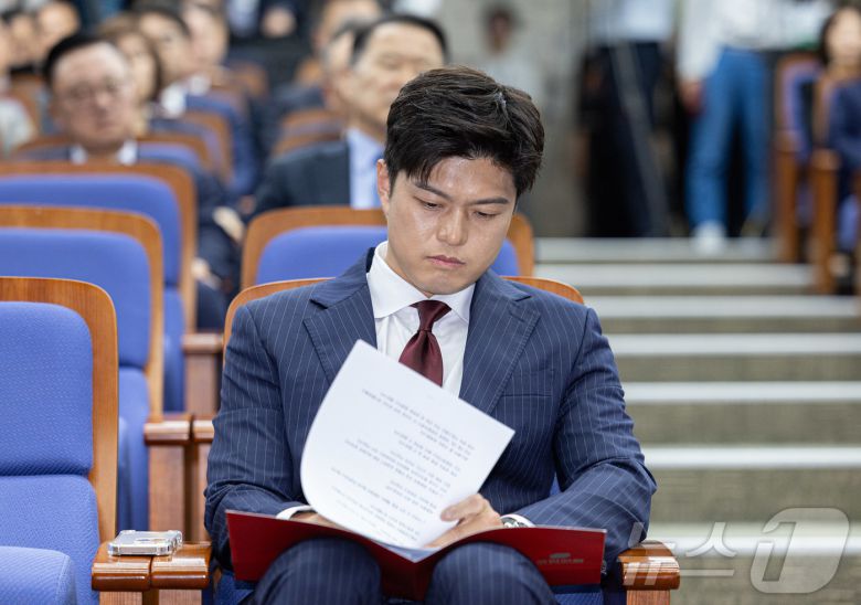 김용태 국민의힘 비상대책위원장이 9일 오후 서울 여의도 국회에서 열린 의원총회에서 발언 자료를 살펴보고 있다. 2025.6.9/뉴스1 ⓒ News1 이재명 기자