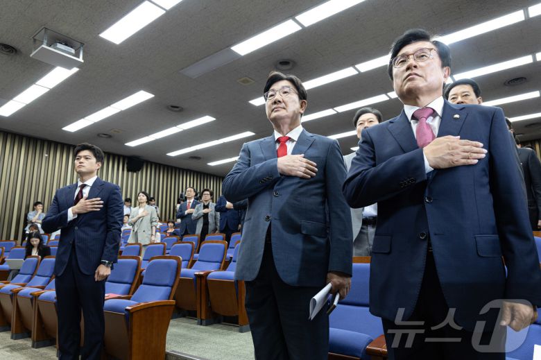김용태 국민의힘 비상대책위원장(왼쪽)과 사퇴를 표명한 권성동 원내대표가 9일 오후 서울 여의도 국회에서 열린 의원총회에서 국민의례를 하고 있다. 2025.6.9/뉴스1 ⓒ News1 이재명 기자