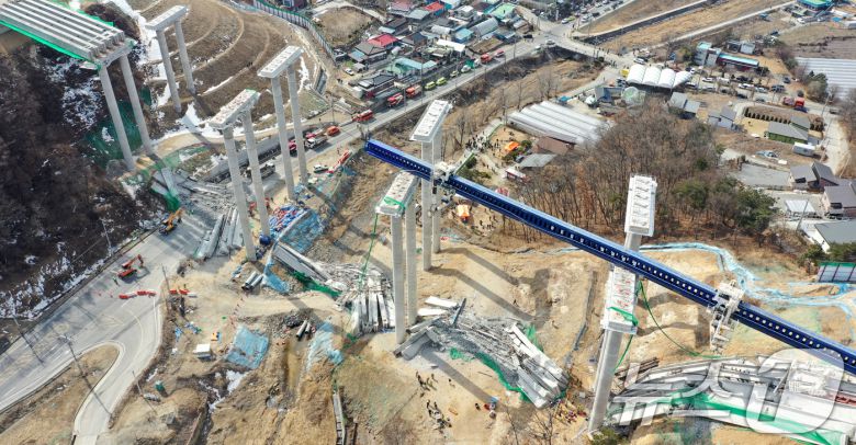 25일 오후 경기도 안성시 서운면 서울-세종고속도로 다리 건설현장에서 교량이 붕괴된 모습이 보이고 있다. 이날 소방서에 따르면 공사 현장에서는 빔 설치를 위한 장비를 이동하다 철제 구조물이 무너지며 교각 위 설치된 가로 콘크리트 지지대가 땅 아래로 떨어졌다. 2025.2.25/뉴스1 ⓒ News1 이승배 기자