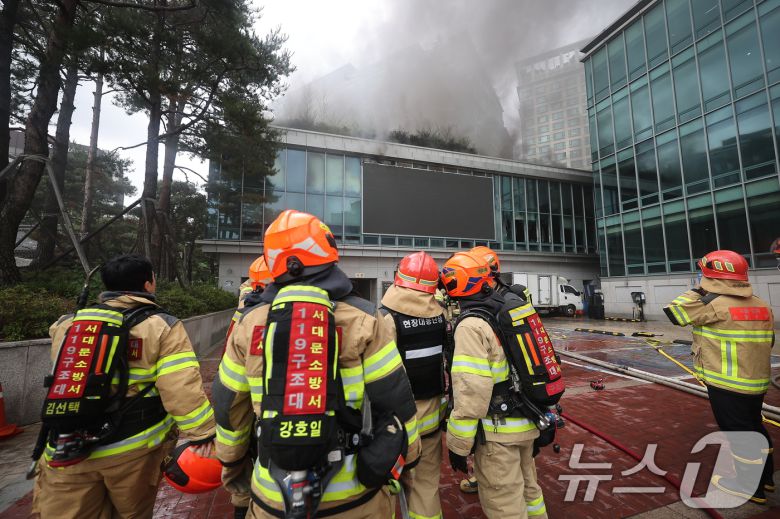 10일 서울 종로구 조계사 불교중앙박물관에서 화재가 발생해 소방관들이 진화작업을 펼치고 있다. 2025.6.10/뉴스1 ⓒ News1 김진환 기자