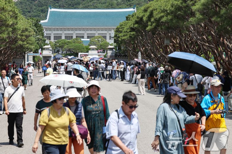 이재명 대통령이 집무실을 청와대로 이전할 방침인 가운데 5일 서울 종로구 청와대 경내가 관람객들로 붐비고 있다. 2025.6.5/뉴스1 ⓒ News1 민경석 기자