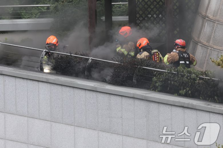 10일 서울 종로구 조계사 옆 불교중앙박물관에서 화재가 발생해 소방관들이 진화작업을 펼치고 있다. 2025.6.10/뉴스1 ⓒ News1 이동해 기자